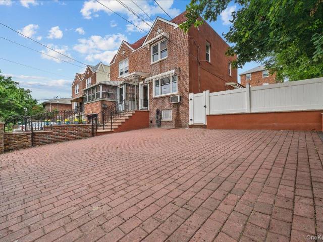 House for sale in The Bronx, Arverne