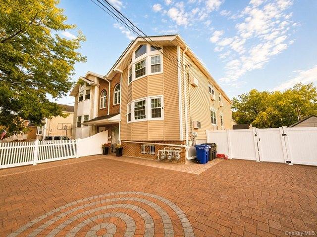 House for sale in The Bronx, Arverne