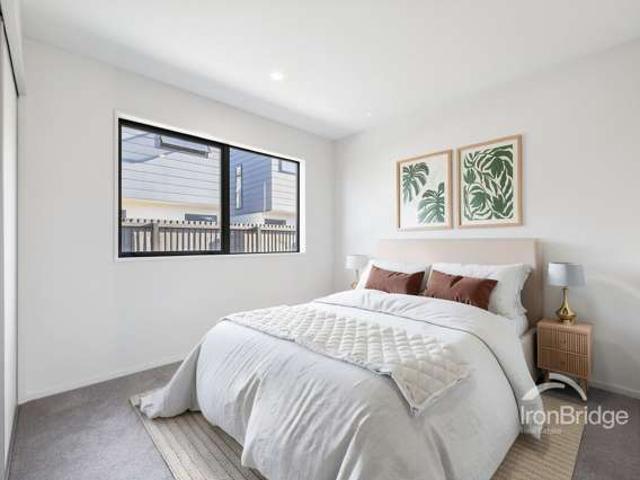 Townhouse for sale in Chaslands, Canterbury