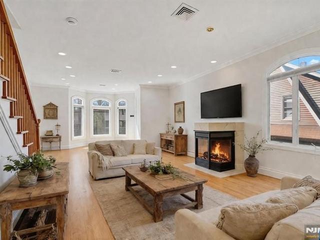 Townhouse for sale in Palisades Park, New Jersey