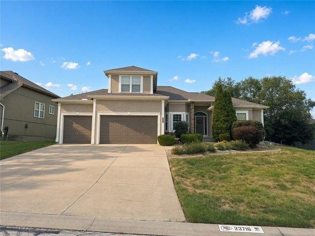 House for sale in Woodsonia, Shawnee