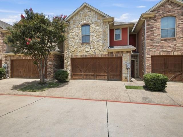 Townhouse for sale in Hurst, Texas