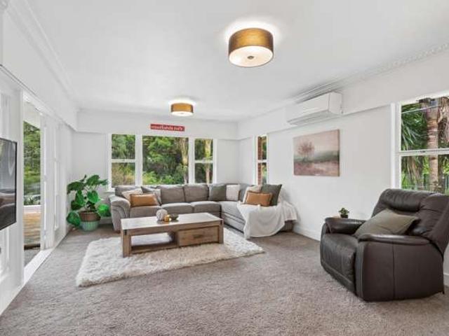 House for sale in Oratia