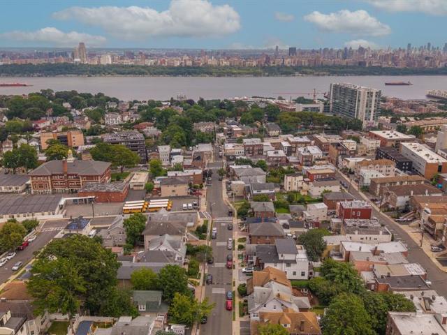 Townhouse for sale in Cliffside Park