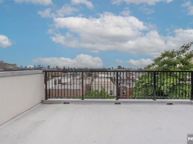 Townhouse for sale in Cliffside Park