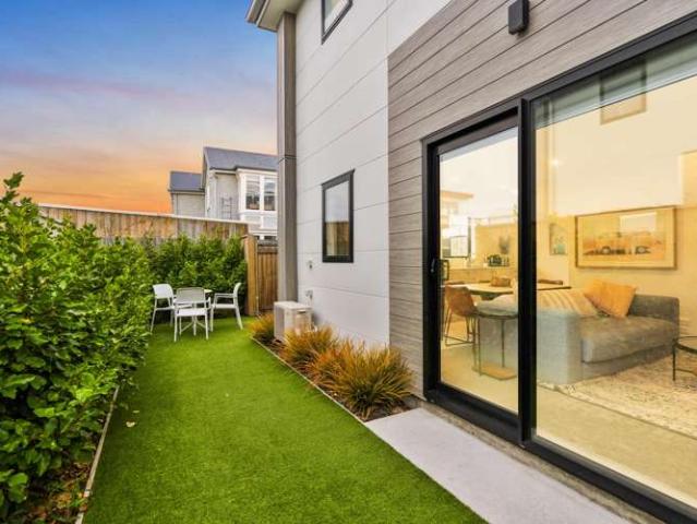 Townhouse for sale in Chaslands, Canterbury