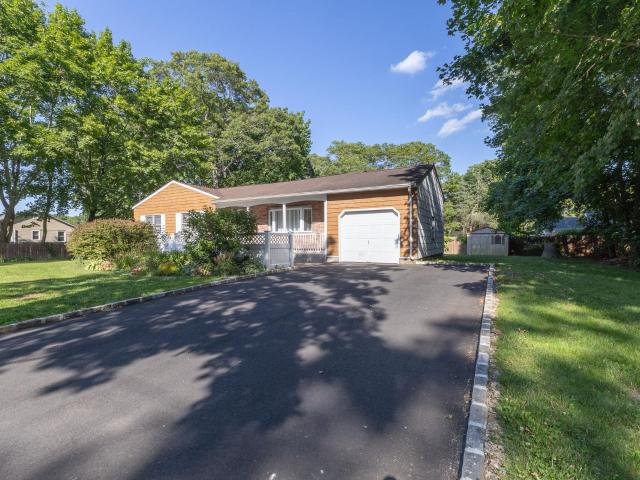 House for sale in Moriches