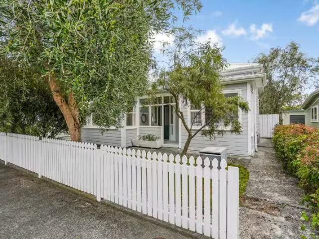 House for sale in Days Bay, Wellington