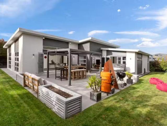 House for sale in Chaslands, Canterbury