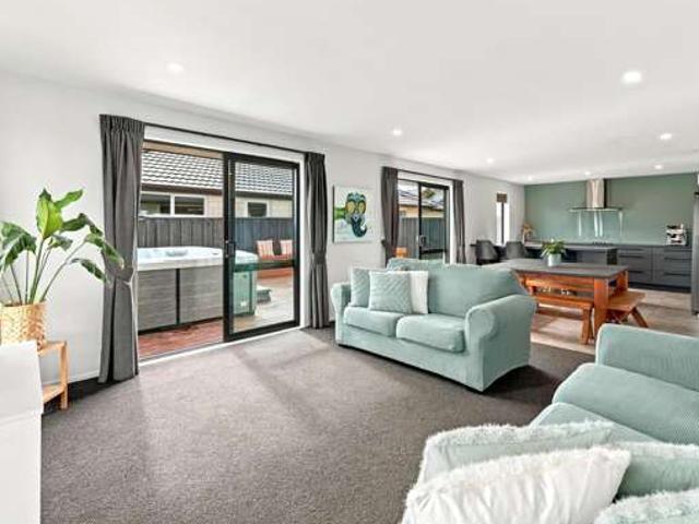 House for sale in Chaslands, Canterbury