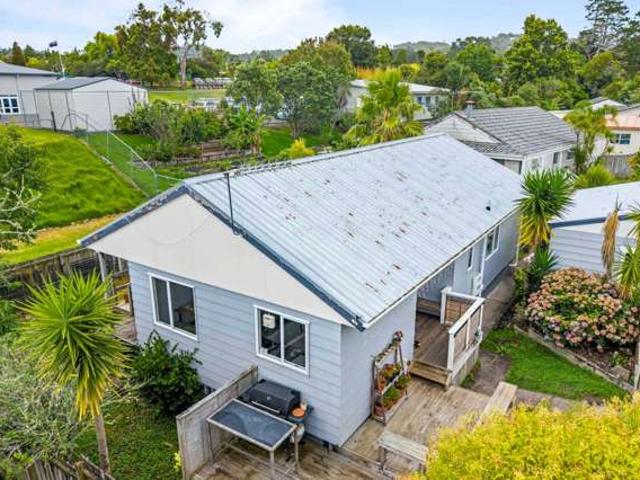 House for sale in Oratia
