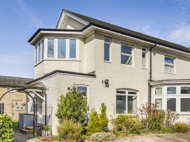 Apartment for rent in Ashley Park, Surrey