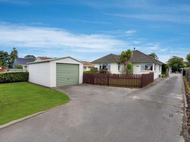 House for sale in Chaslands, Canterbury