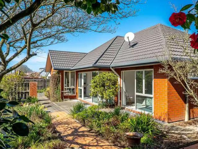 House for sale in Chaslands, Canterbury
