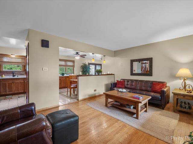 House for sale in Saddlewood, Glen Ellyn