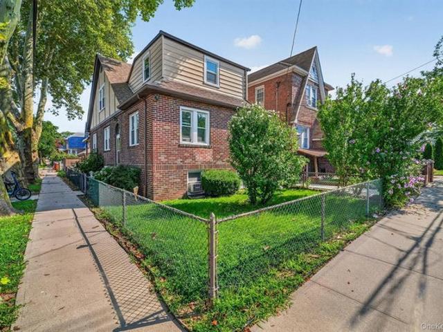 House for sale in The Bronx, Arverne