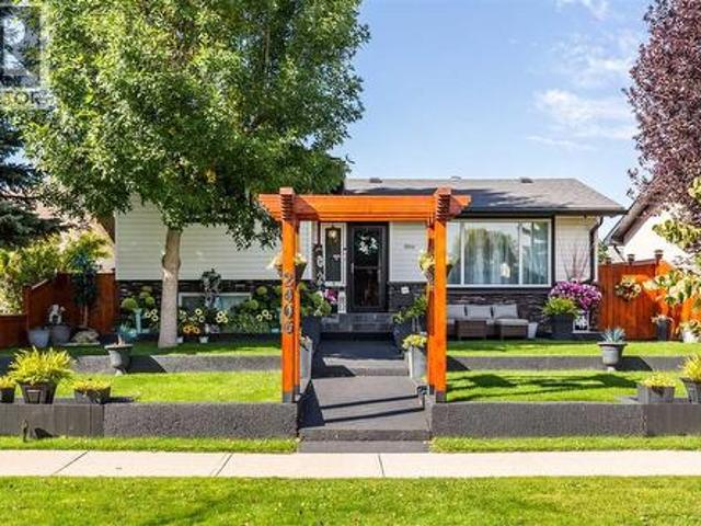 House for sale in Winston Churchill, Lethbridge