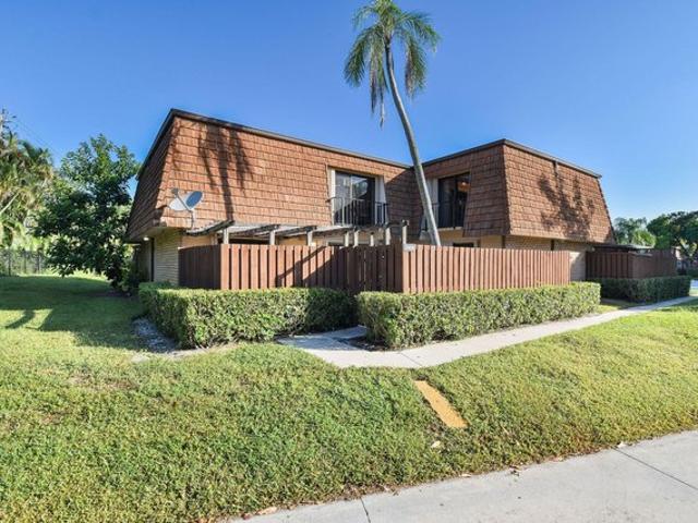 Townhouse for sale in Greenacres, Florida