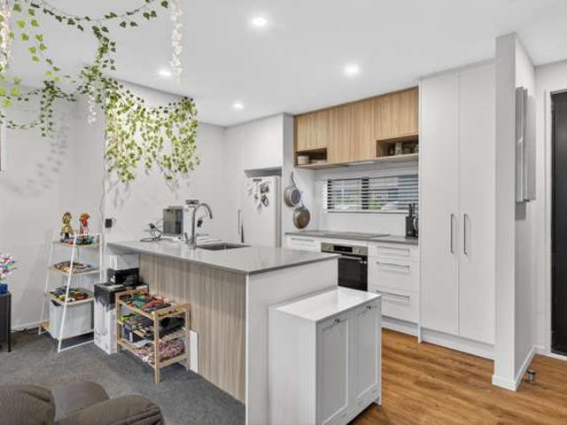 Townhouse for sale in Chaslands, Canterbury