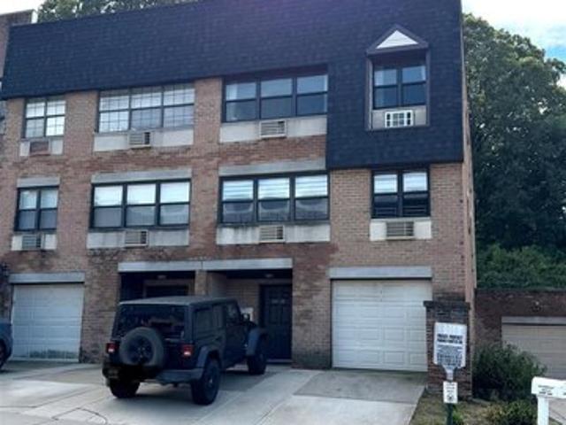 Condo for sale in Douglaston, New York