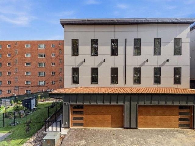 Townhouse for sale in Carnegie, Pennsylvania