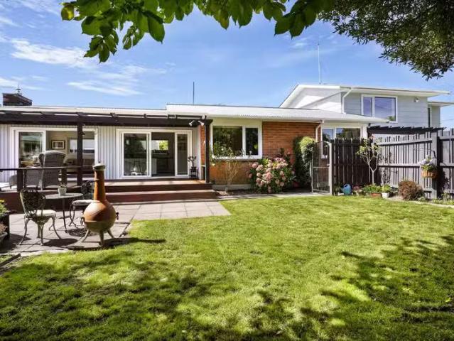 House for sale in Chaslands, Canterbury