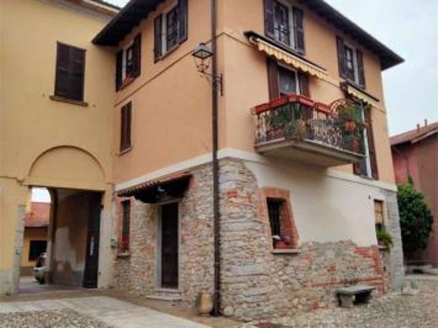 Villa Indipendente in vendita a Daverio, Lombardia