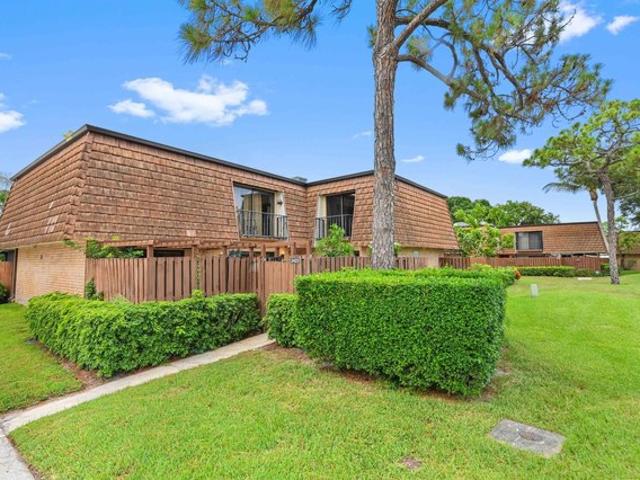 Townhouse for sale in Greenacres, Florida