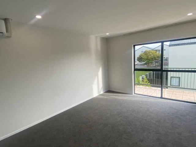 Apartment for rent in Paremoremo, Oroua County
