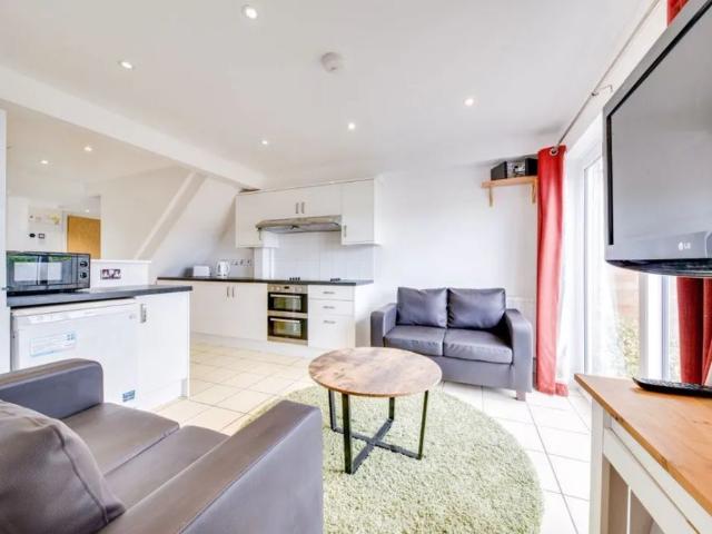 Room for rent in Hales Place, The Bridge