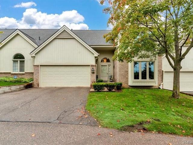 Townhouse for sale in Commerce Township, Michigan