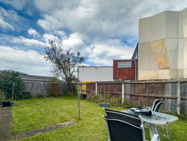 Townhouse for rent in Chaslands, Canterbury