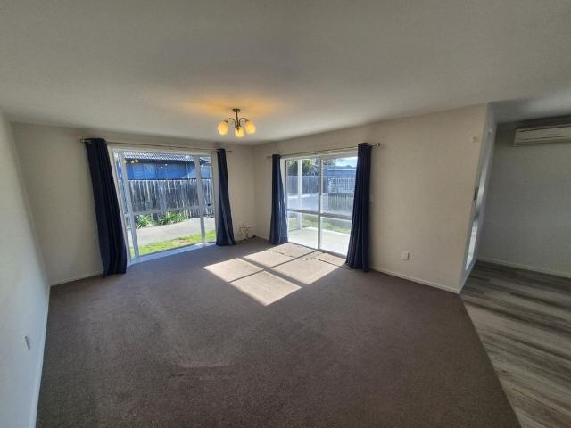 Townhouse for rent in Chaslands, Canterbury