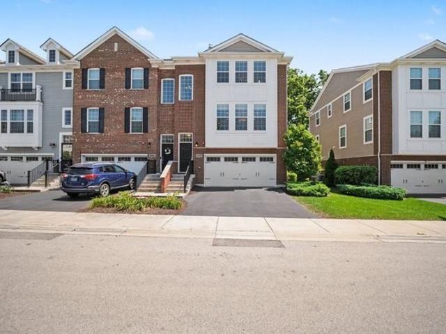 Townhouse for sale in Woodridge, Illinois