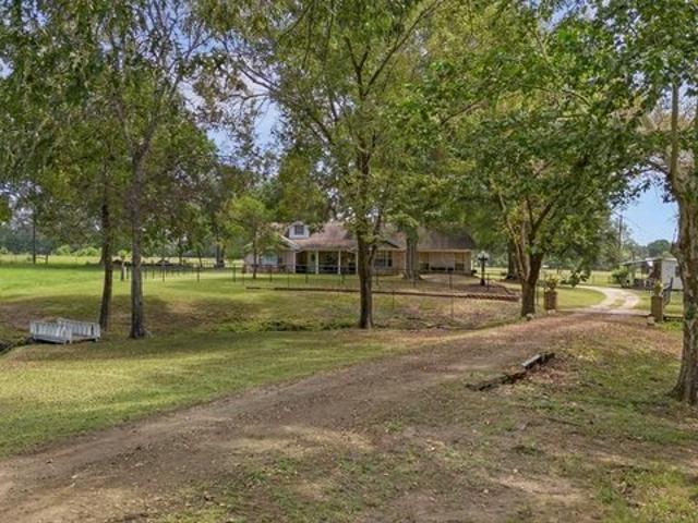 House for sale in Broaddus, Texas