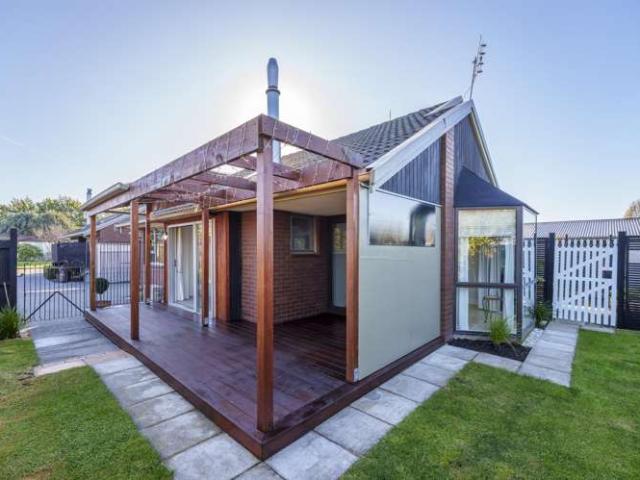 Townhouse for sale in Chaslands, Canterbury