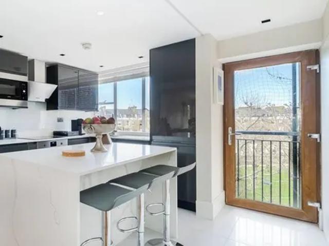 Apartment for rent in Oakwood, Greater London