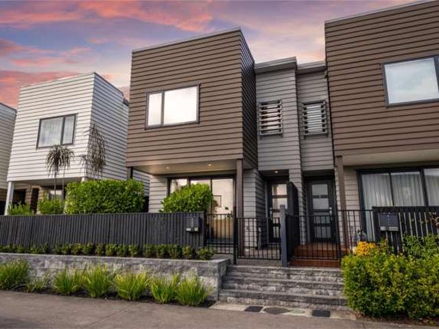 Townhouse for sale in Paremoremo