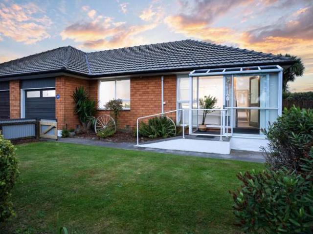 Apartment for sale in Chaslands, Canterbury