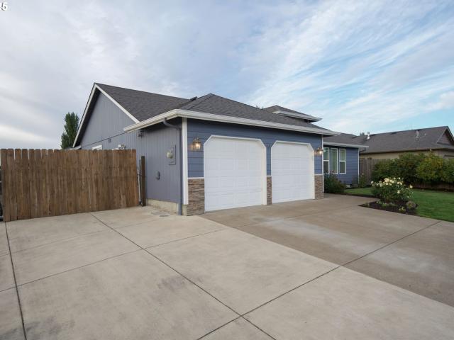 House for sale in Creswell, Oregon