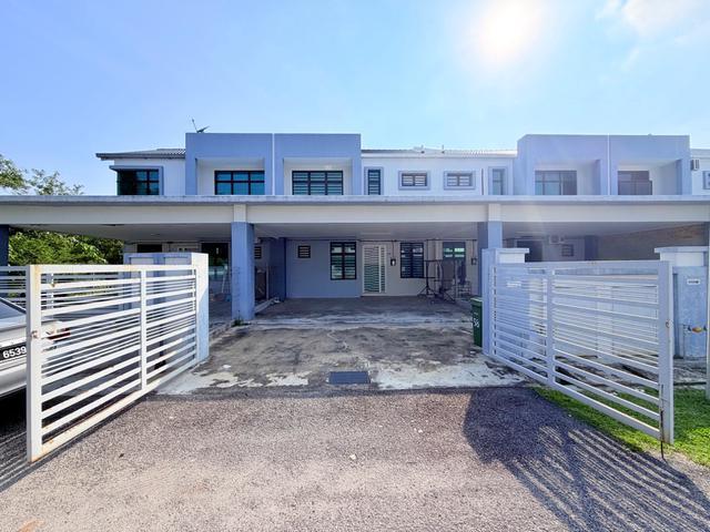Terraced House for sale in Malaka