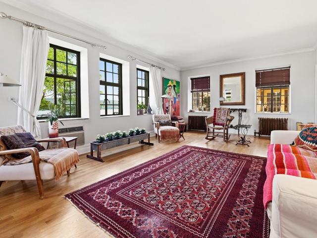 Property for sale in The Bronx, Arverne
