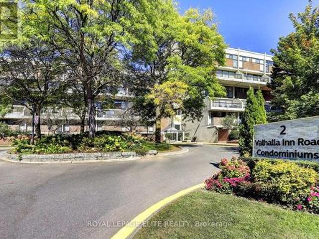 Townhouse for sale in Etobicoke Centre, Toronto