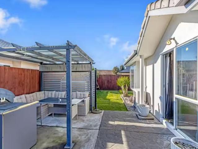 House for sale in Chaslands, Canterbury