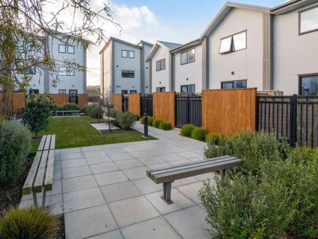 Townhouse for sale in Chaslands, Canterbury
