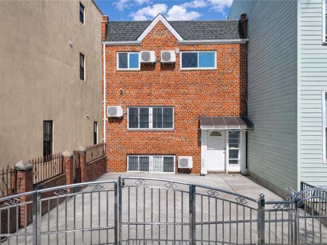 Townhouse for sale in Arverne, New York