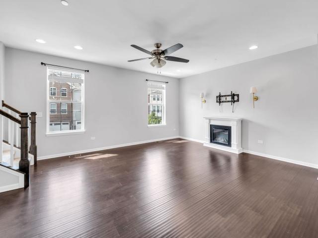 Townhouse for sale in Woodridge, Illinois