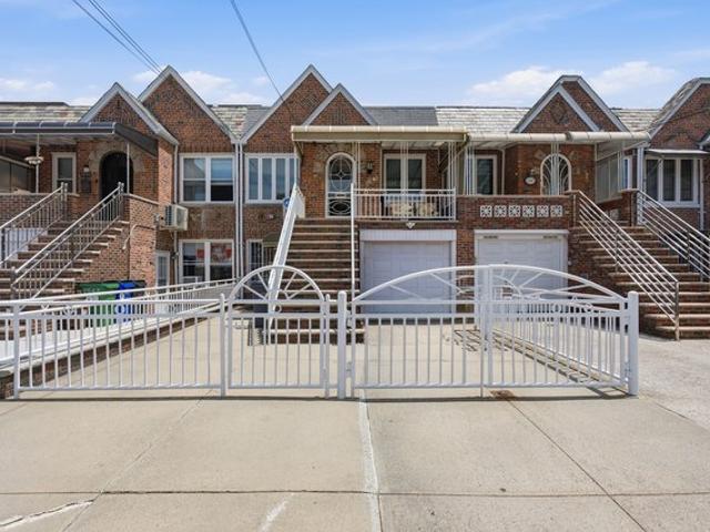Townhouse for sale in Arverne, New York