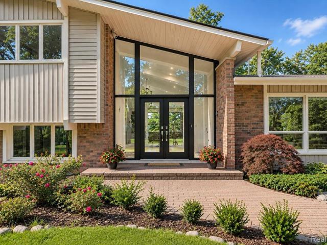 House for sale in Pine Lake Woods Estates, West Bloomfield Township