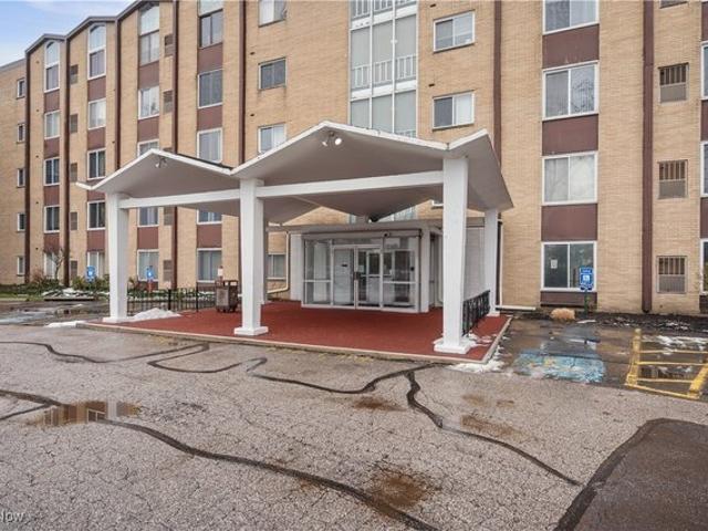 Condo for sale in North Olmsted, Ohio